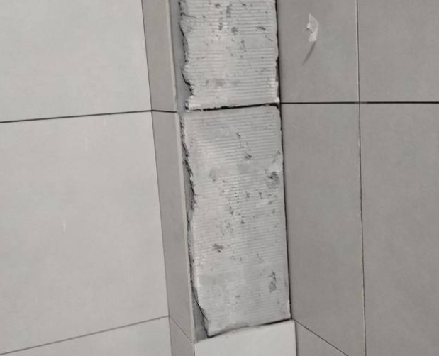 平凉瓷砖空鼓维修公司分享下瓷砖施工前基层浇水润湿程度不足，可能导致以下问题